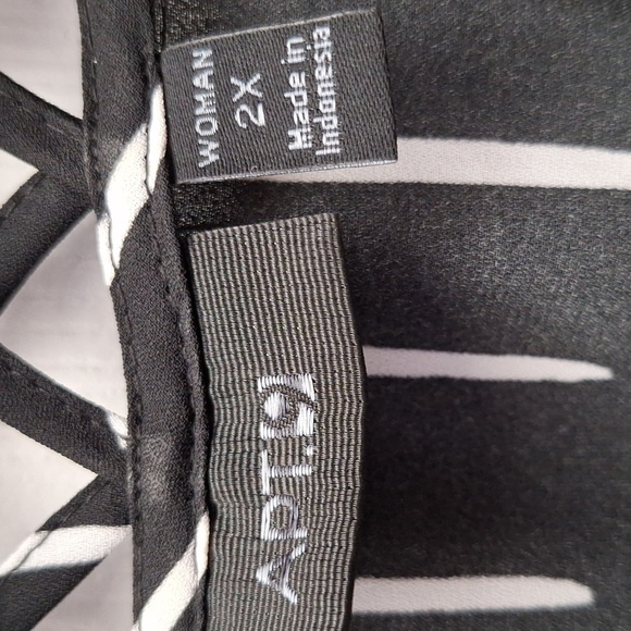 e Apt. 9 Black and White Graphic Boxy Blouse 2X - Picture 2 of 4